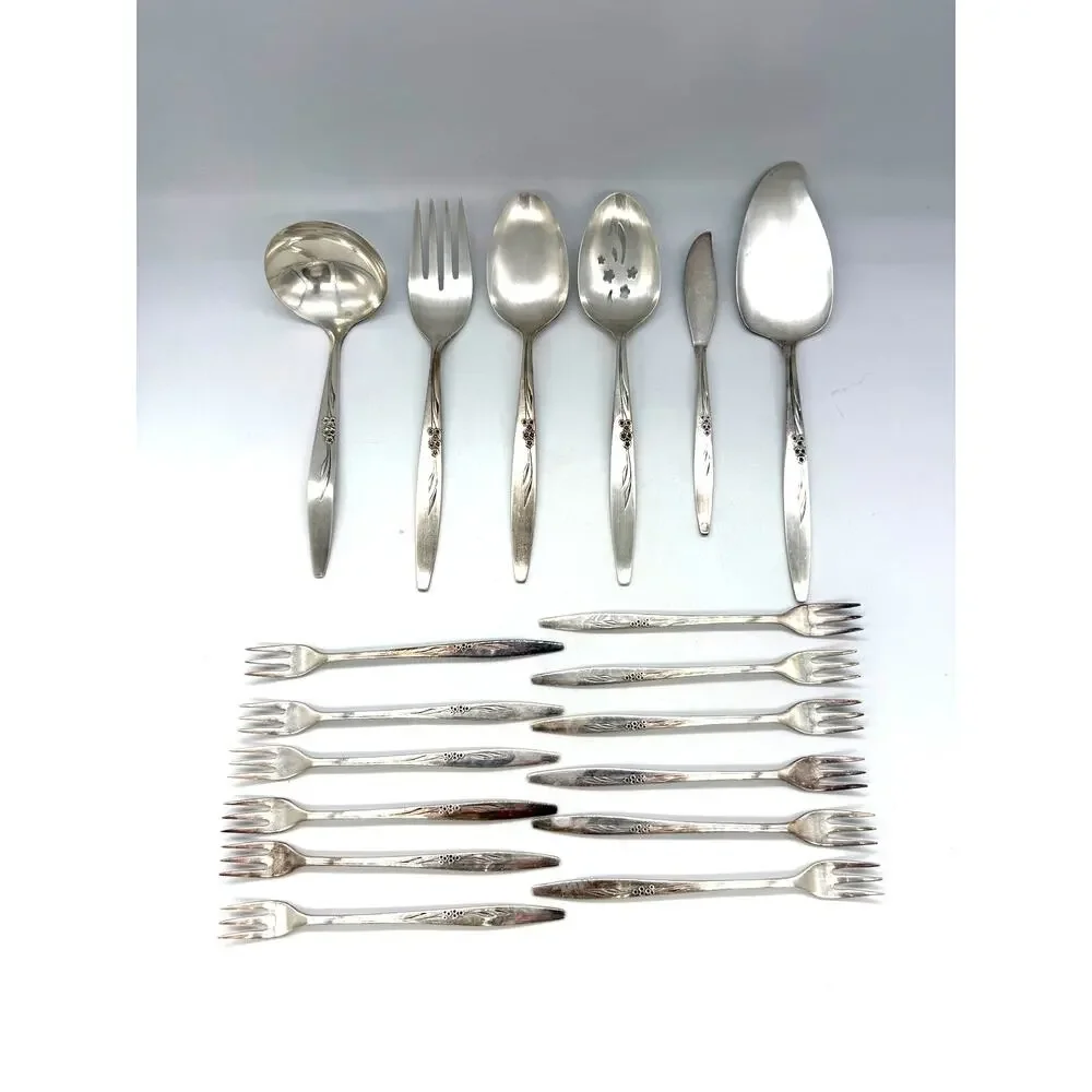 Oneida Community Silver Plate Enchantment Gentle Rose Set of 83 Pieces Flatware